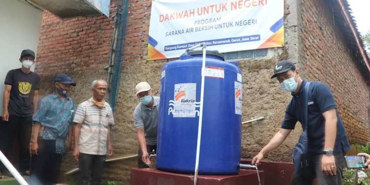 Serah Terima Program Sarana Air Bersih Bakrie Amanah kepada Warga Girijaya